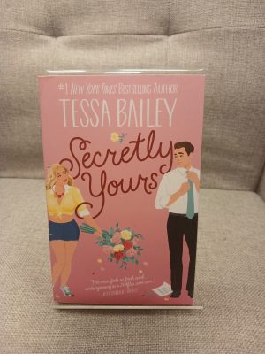 Portada de Secretly Yours A Novel