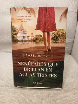 Nenúfares que brillan en aguas tristes