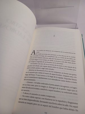 Una magia más oscura (Sombras de Magia 1)