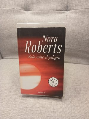 Sola ante el peligro