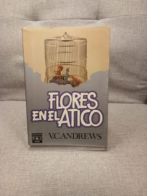 Portada de Flores en el ático