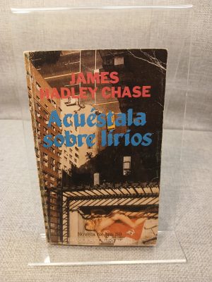 Acuéstala sobre lirios