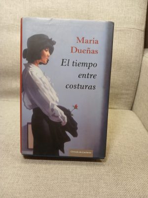 Portada de El tiempo entre costuras