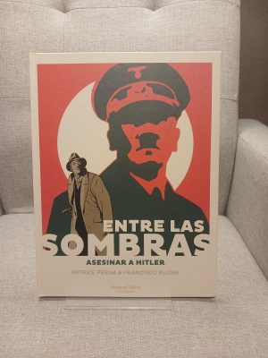 Portada de Entre las sombras. Asesinar a Hitler